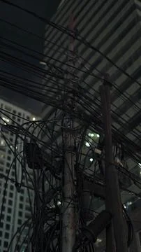 A chaotic bundle of tangled power cables and electrical connections Foto stock