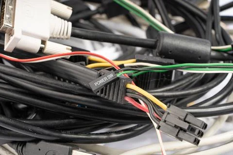 Chaotic Pile of Tangled Computer Cables and Connectors Foto stock