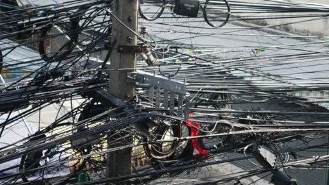 Chaotic tangle of electrical and fiber optic cables Vidéo 331494231