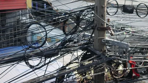 Chaotic tangle of electrical and fiber optic cables 库存影片 331706267