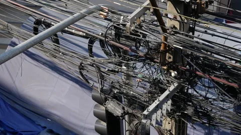 Chaotic tangle of electrical and fiber optic cables 库存影片 331706320