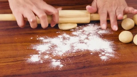 Chapathi rolling Stockbeeldmateriaal 83069132