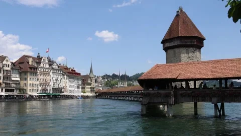 Chapel bridge crossing lake Lucerne, city shot establisher Vidéo 277167478