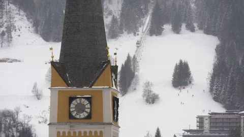 Chapel with a clock in front of the ski slope Vídeo Stock 71219157