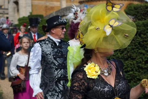 Characters parade during Steampunk Weekend at Belvoir Castle in Lincolnshire, En Stock Photos