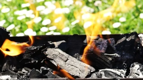 Charcoal burning in the grill getting ready for the summer barbecue, slow mot Vídeos de archivo 77936672