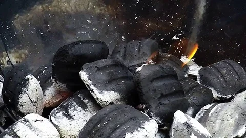 Charcoal ignition for barbecue in slow motion Vidéo 79106741