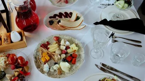 Charcuterie board featuring assorted cheeses, fresh fruits, colorful vegetables Fotos Stock