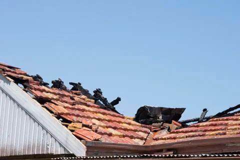 Chared timber beams on fire damaged roof of house Foto stock