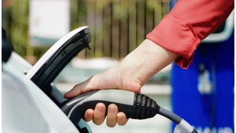 Charge an Electric Car Battery Vídeos de archivo 204036205