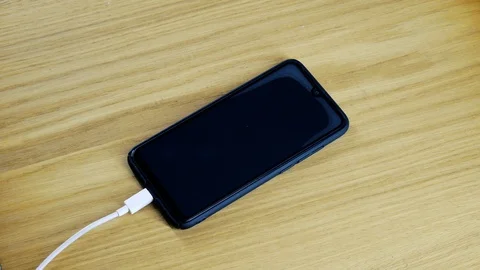 Charge your mobile phone. Battery indicator 스톡 동영상 129079980