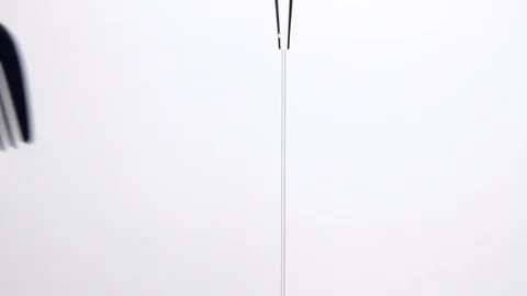 Charged comb deflects water stream Vidéo 86228828