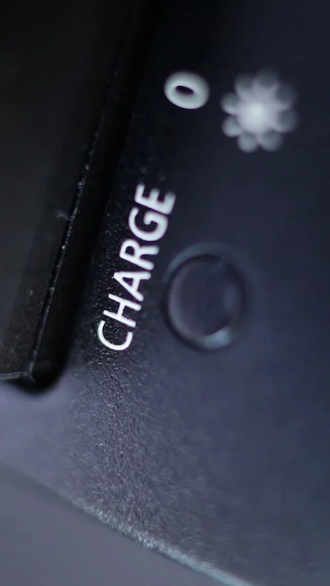 Charging battery complete, The accumulators charging battery indicator. Vertical Stock Footage 267705737
