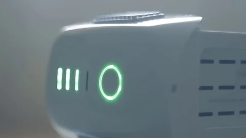 Charging the battery 動画素材 74958050