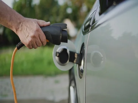 Charging of electric car Видео 79924999