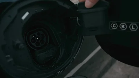 Charging Electrical Car Plug Connected to a Modern Vehicle Charging Port Vidéo 331164433