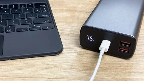 Charging electronic devices from an external battery on your desktop Fotos de archivo