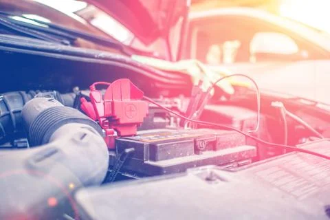 Charging an empty car accumulator with battery charger Foto stock