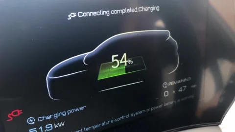 Charging indicator of an electric car 動画素材 258280281