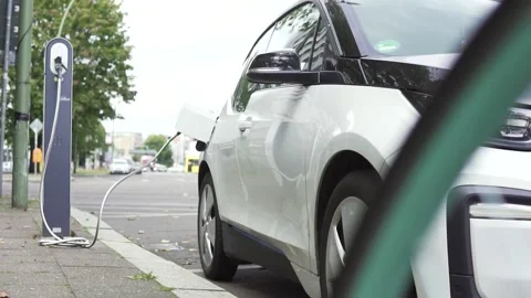 Charging a Plug-In Electric Car on the Streets of Berlin Vídeo Stock 139336473