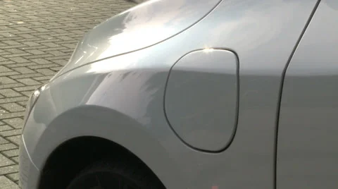 Charging a plugin hybrid vehicle Video stock 33032873