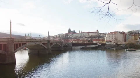 Charles Bridge and Prague Castle over the Vltava, Czech Republic Vídeo Stock 240352842