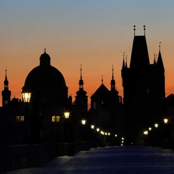 Charles Bridge before dawn Foto stock