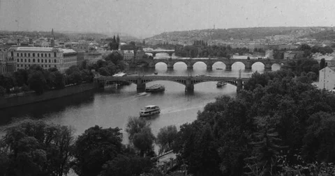 Charles Bridge in Prague – Black and White Timelapse with Vintage Film Effects 库存影片 342857491