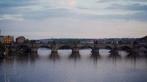 Charles Bridge with reflections in water in evening, general plan. Prague, Czech 库存影片 115333554