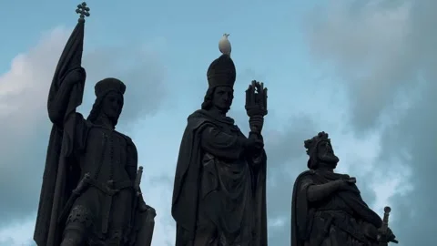 Charles Bridge statues 6 Video stock 319383780