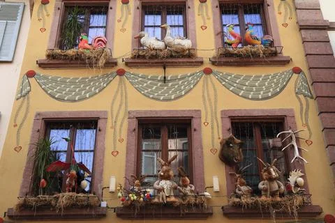 Charming Alsace House Decorated for Easter Foto stock