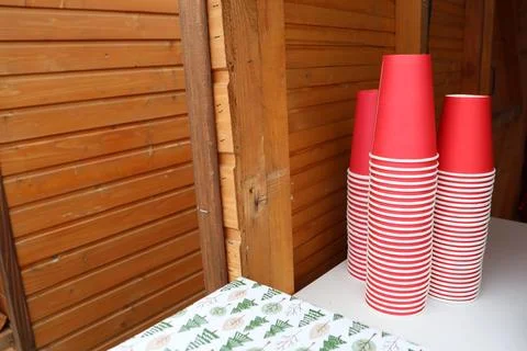 In a charming and inviting rustic setting, a vibrant stack of perky red cups Foto stock