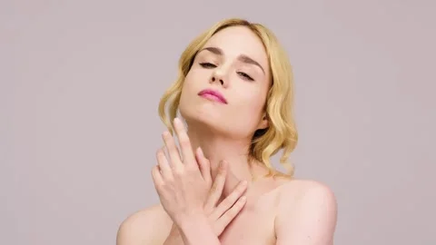 Charming blonde posing against a light background. Vídeo Stock 278493271