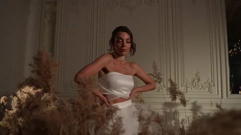 Charming bride keeps her hands on her waist Vidéo 239234001