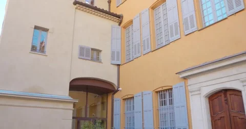 Charming Courtyard of Perfume Museum in Grasse, France Vidéo 332712049