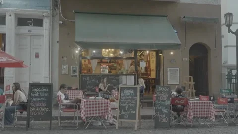 A charming, decorative café in Buenos Aires, Argentina, and its customers 库存影片 345138790
