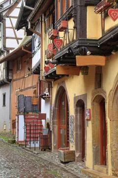 Charming Easter Street Scene in Alsace France Foto stock