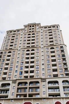 Charming facade with stylish features. Architectural elements highlight urb.. Foto stock