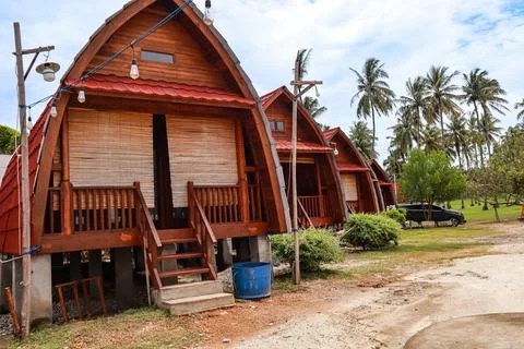 Charming A-Frame Cabins under Palm Trees Offering Serene Getaway Foto stock