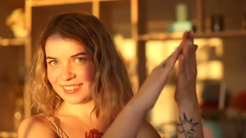 Charming girl clapping at camera 動画素材 89593538