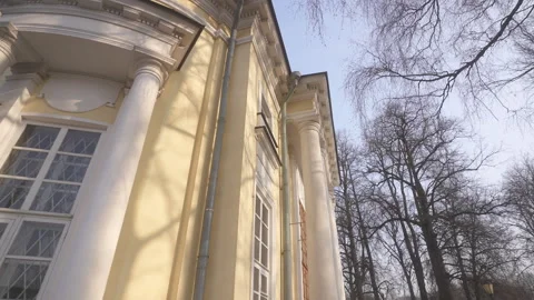 A Charming Historical Building Elegantly Surrounded by Lush Green Trees Vidéo 303817706