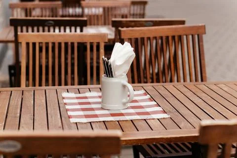 A charming rustic outdoor dining setup featuring a wooden table with a checkered Foto stock