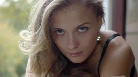 Charming Young Woman Posing For The Camera 库存影片 62632935