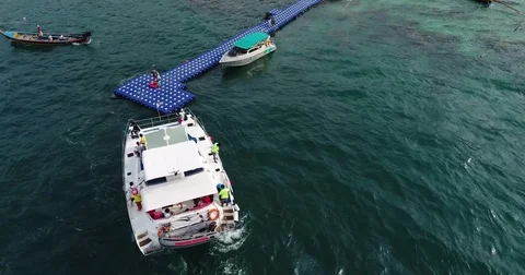 Charter catamaran pulling away from a floating pontoon Vidéo 71301099