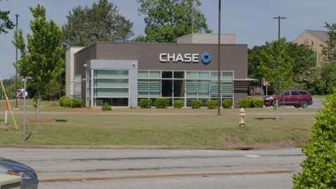 Chase bank building storefront facade with logo. JPMorgan Chase Bank is an .. 库存影片 335224382