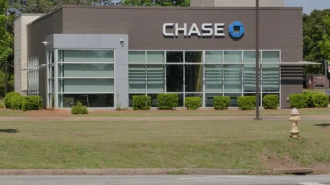 Chase bank building storefront facade with logo. JPMorgan Chase Bank is an .. 库存影片 335224383