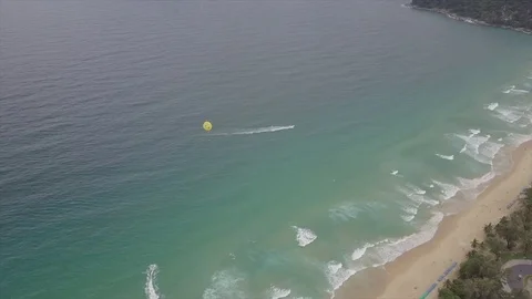 Chasing the boat that opened in the sea at sea 库存影片 80564685