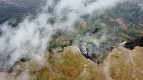 Chasing the clouds above dizzying cliffs 库存影片 168839484