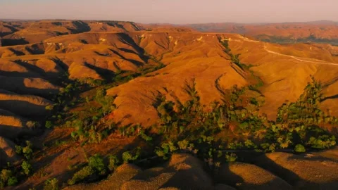 Chasing horizons, running with the wind. Stock Footage 305290756
