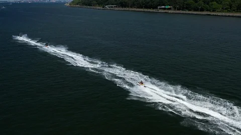 Chasing jet skis under the Verrazano Bridge from a left profile to center Video stock 116301524